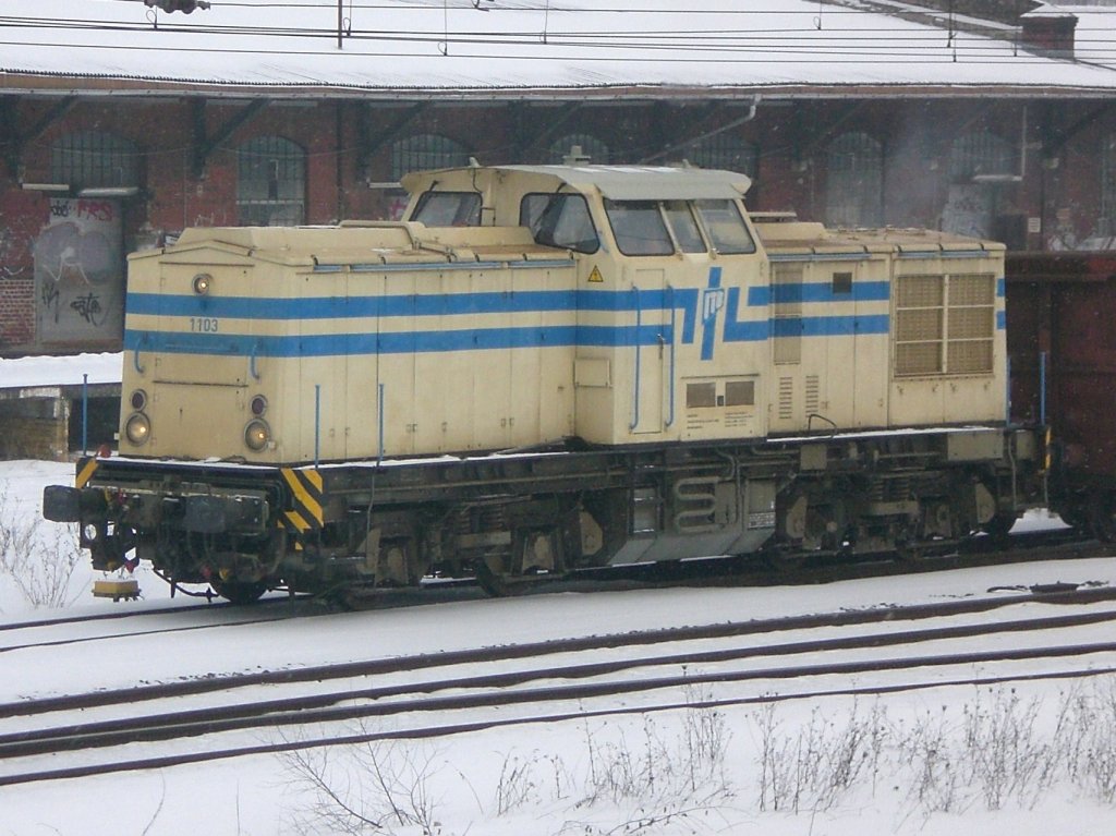 Eine ex. Br 204, als Werklok 1103 der ITB, mit einem Gerzug zum Stahlwerk Brandenburg, am 10.02.2010 in Brandenburg Hbf.