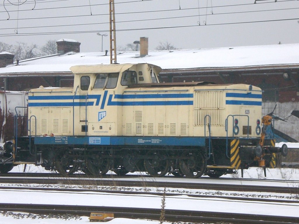 Eine ex. DR Br 106, als Lok 629 der ITB, als Schublok, an einem Gterzug zum Stahlwerk Brandenburg, am 10.02.2010 in Brandenburg Hbf.   