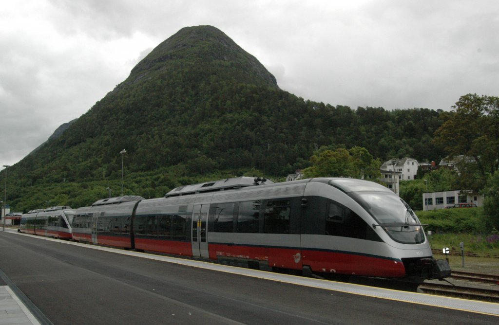 Eine Fahrt mit der Raumabahn bietet eine der spektakulrsten Naturgebiete in Norwegen. Der Zug stand am 21.06.2011 im Bahnhof von Andalsnes.            