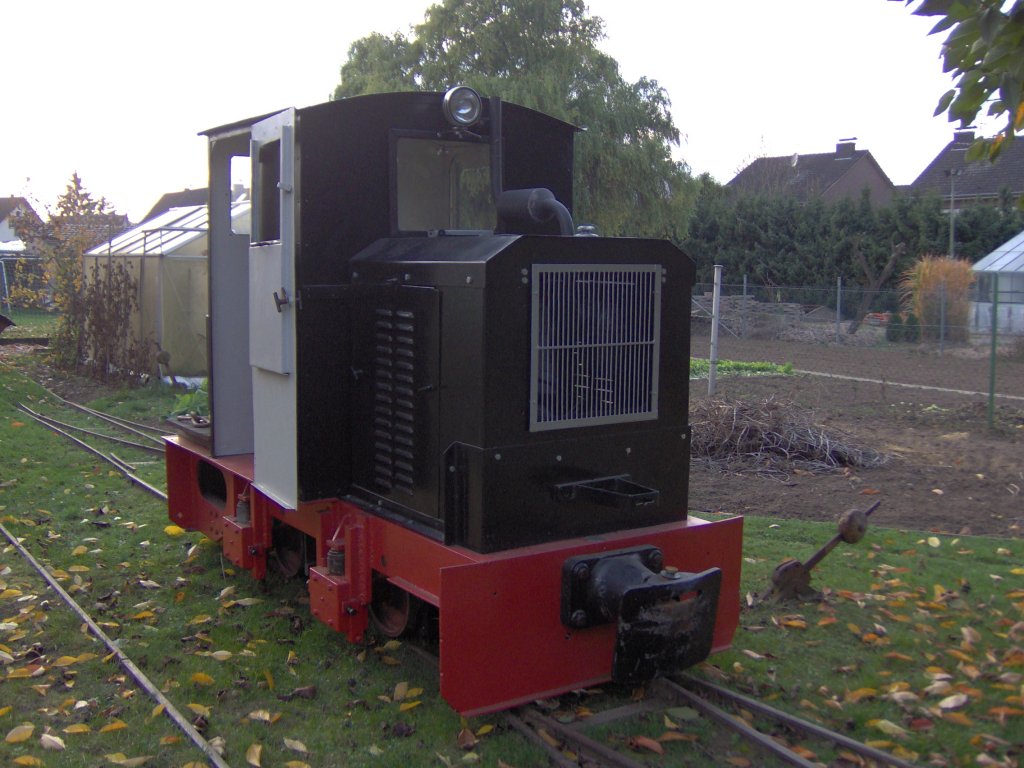 Eine Feldbahndiesellok in Mondorf an einem sonnigem Herbsttag.