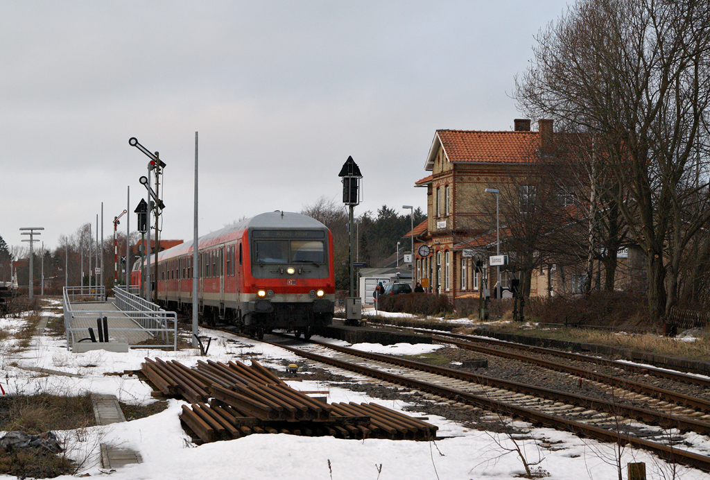 Eine von der Fernverkehrslok 218 386-1 geschobene Wendezuggarnitur fhrt am 9.01.2011 als RB nach Kiel Hbf aus dem Bahnhof von Sderbarup aus.