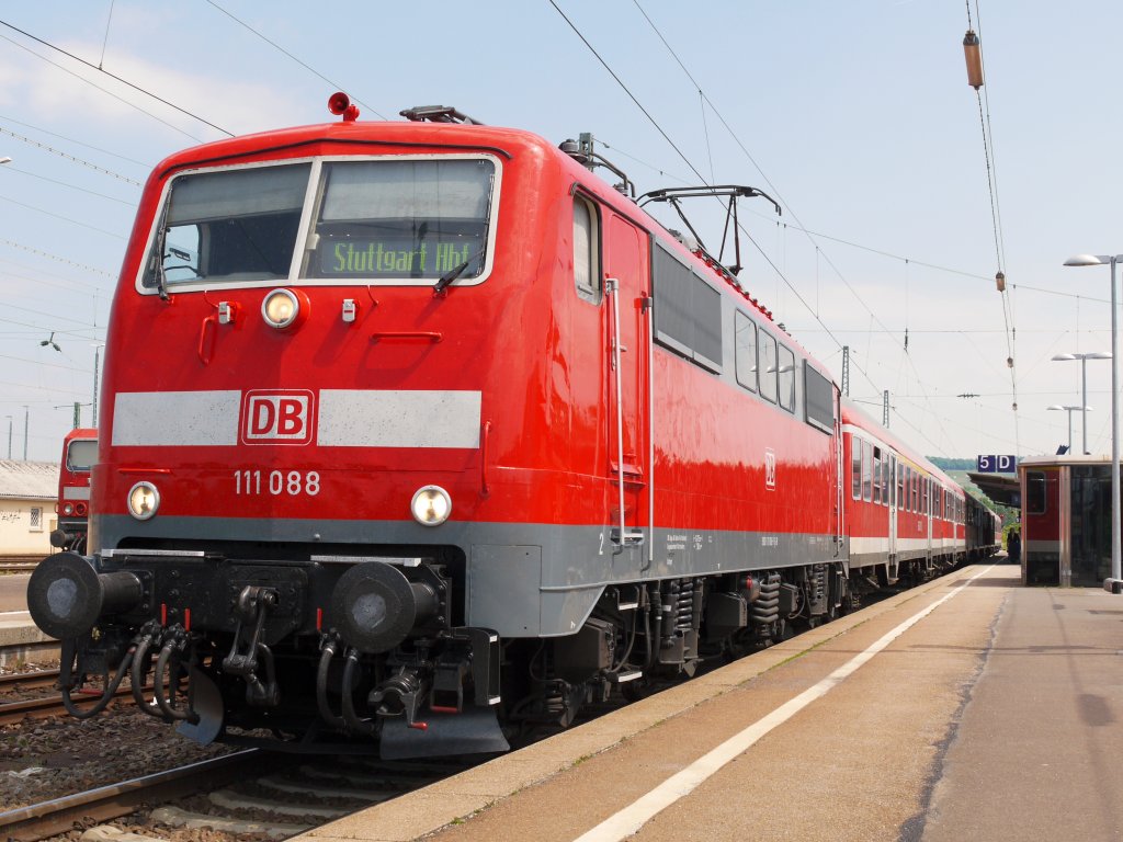 Eine fesche 111er wartet am 25.05.2010 im Heilbronner Bahnhof auf die Abfahrt nach Stuttgart.