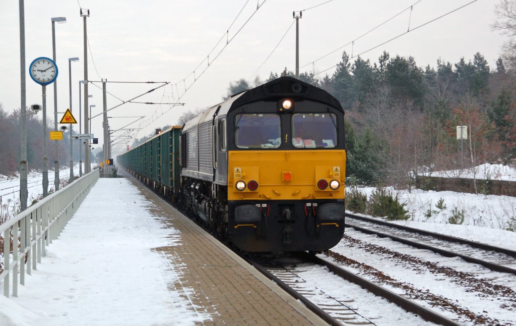 Eine von FPL angemietete Class 66 der MRCE zieht am 07.12.10 einen Ganzzug FPL-Wagen durch Burgkemnitz Richtung Bitterfeld.