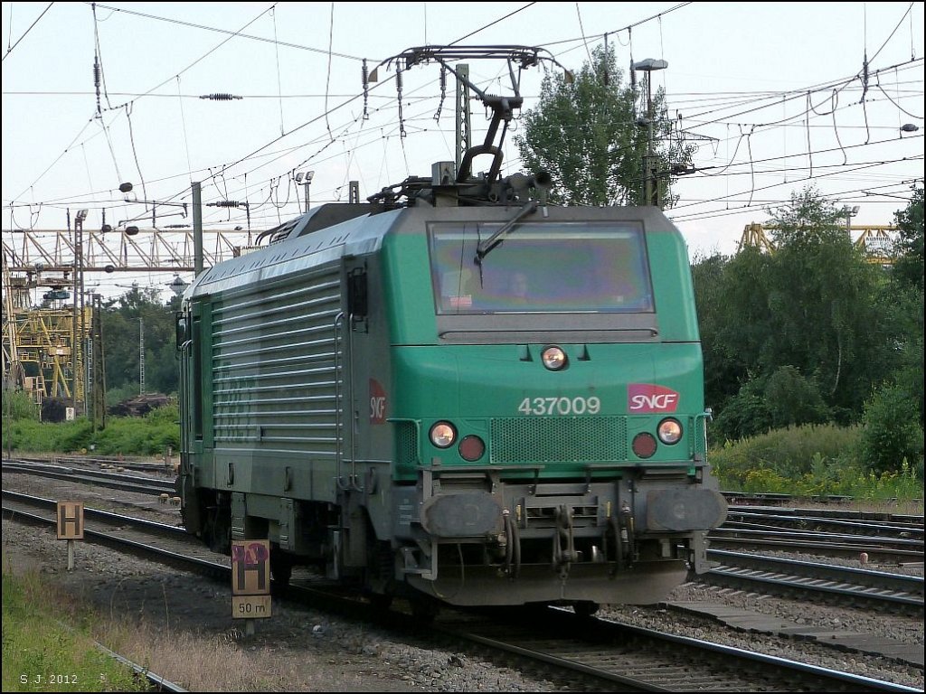Eine Franzsin auf Abwegen. Unterwegs bei Duisburg Entenpfang ist die 437009 
(FRET) im Juli 2012.