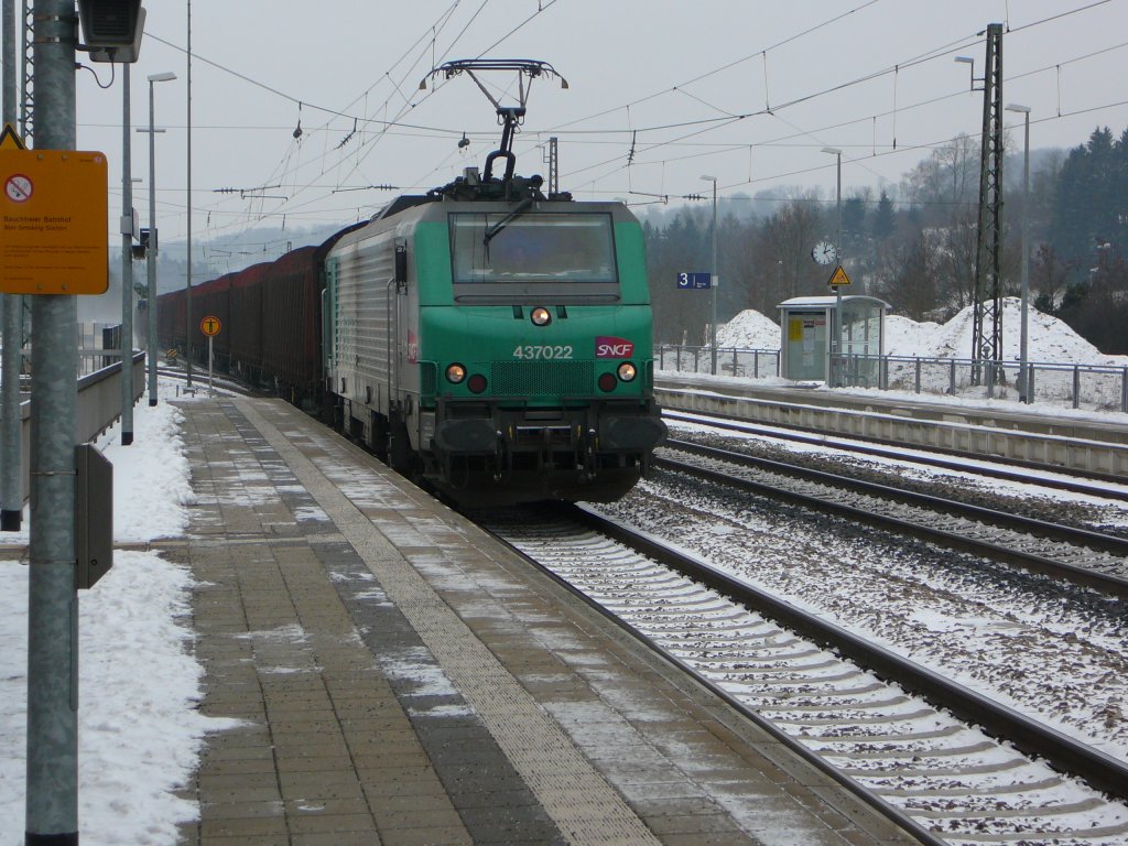 Eine franzsische Gterzuglokomotive (mit leeren Rungenwagen) auf der Filsbahn. Am 06.01.2010 durchfhrt dieser Zug Amstetten Richtung Stuttgart. 
