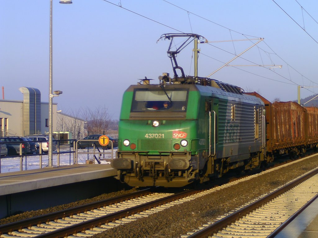 Eine franzsische Lok der Baureihe 27000 am 16.2.10 mit gemischtem Gterzug bei der Durchfahrt von Bruchmhlbach-Miesau (bei Homburg).