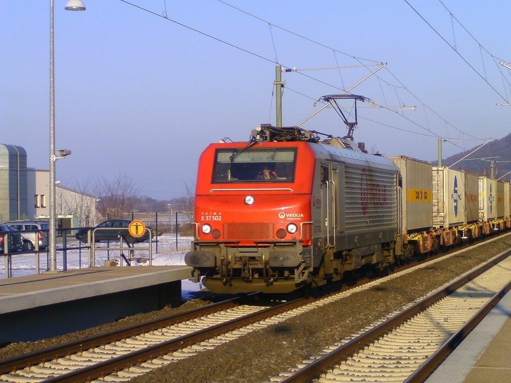 Eine franzsische Lok, der Baureihe 27000  Veolia  am 16.2.10 mit einem Containerwagenzug bei der Durchfahrt von Bruchmhlbach-Miesau (bei Homburg).