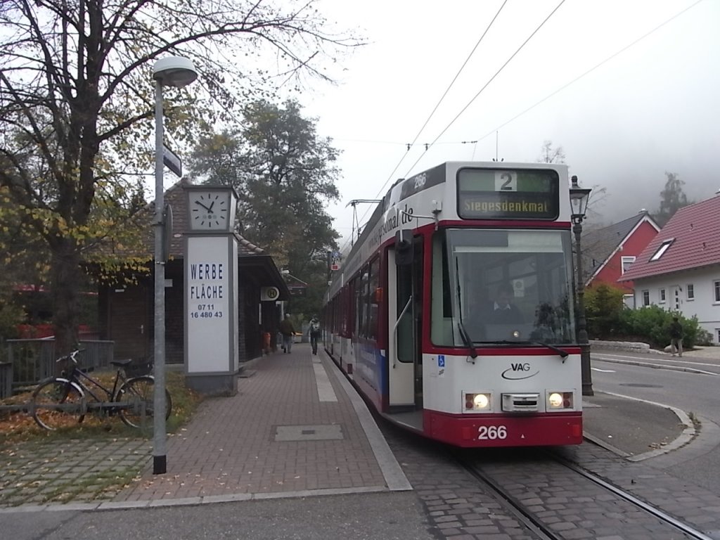 Eine Freiburger Straenbahn der linie 2 in der Endhaltestelle Dorfstrae. Herbst 2010.