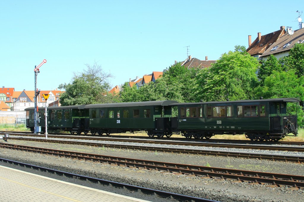 Eine frisch restaurierte historische Wagengarnitur, aufgenommen am 03.06.2011 im Bahnhof Nordhausen Nord.