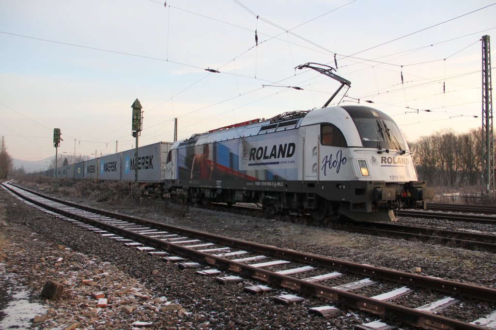 Eine frhe und frostige Begegnung am Morgen des 08.12.2012 in Eschwege West. Der WLC  Roland  1216 955-5 beim Signalhalt in Richtung Sden mit Containerzug.