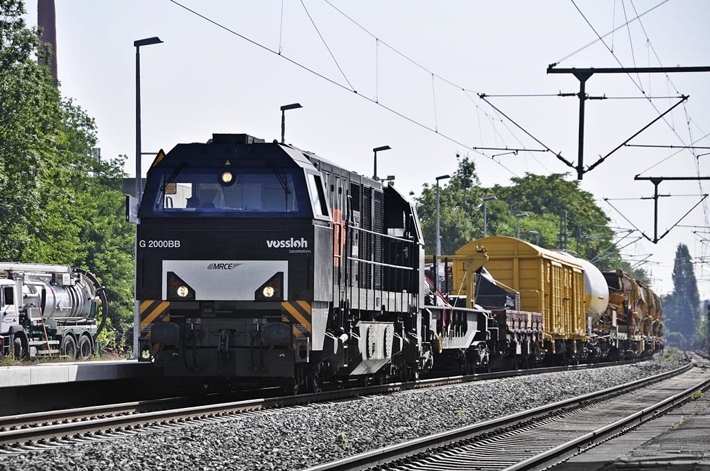eine G 2000 BB steht mit MFS-Wagen im Bf Wiesbaden-Schierstein am 10.07.2010