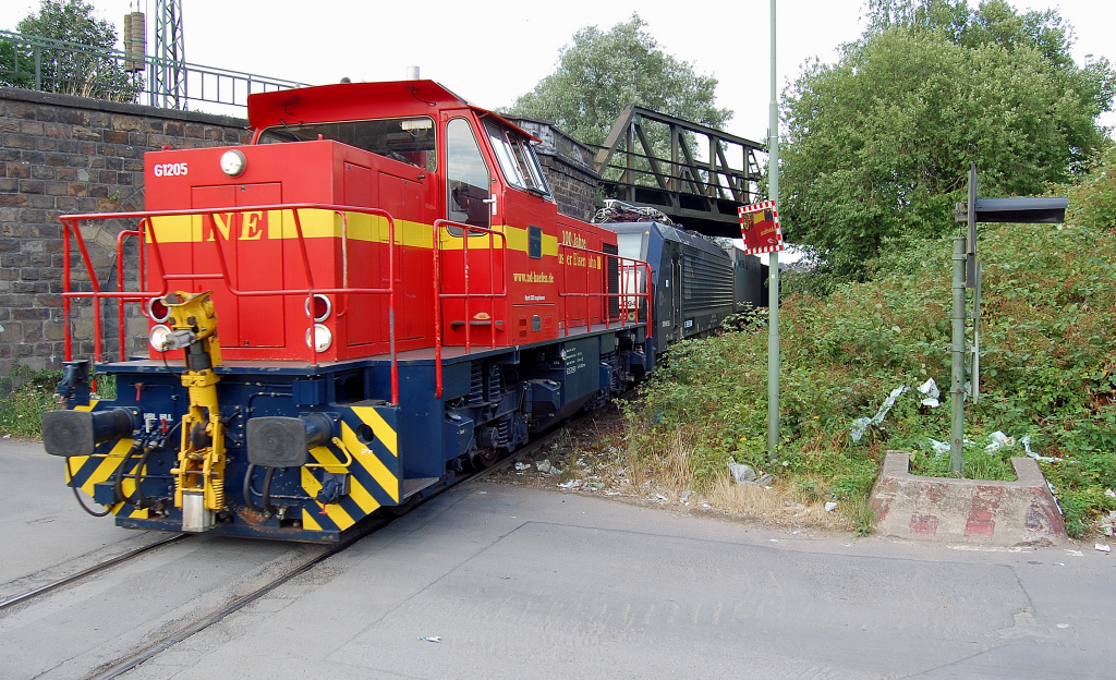 Eine G1205 der Neusser Eisenbahngesellschaft hat Elok 189 994-7 von MRCE-Dispolok samt angehngtem Containerzug am Hacken, der im Neusser Hafen entladen wurde. 17.7.2010