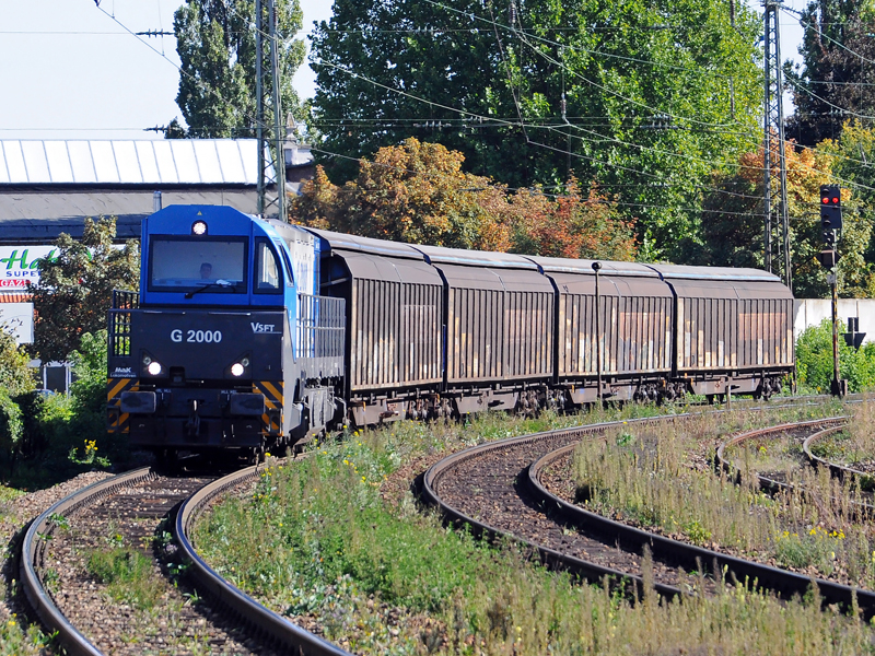 Eine G2000 mit einem Containerzug bei der Durchfahrt durch Stuttgart-Mnster Bhf. am 22.09.2010