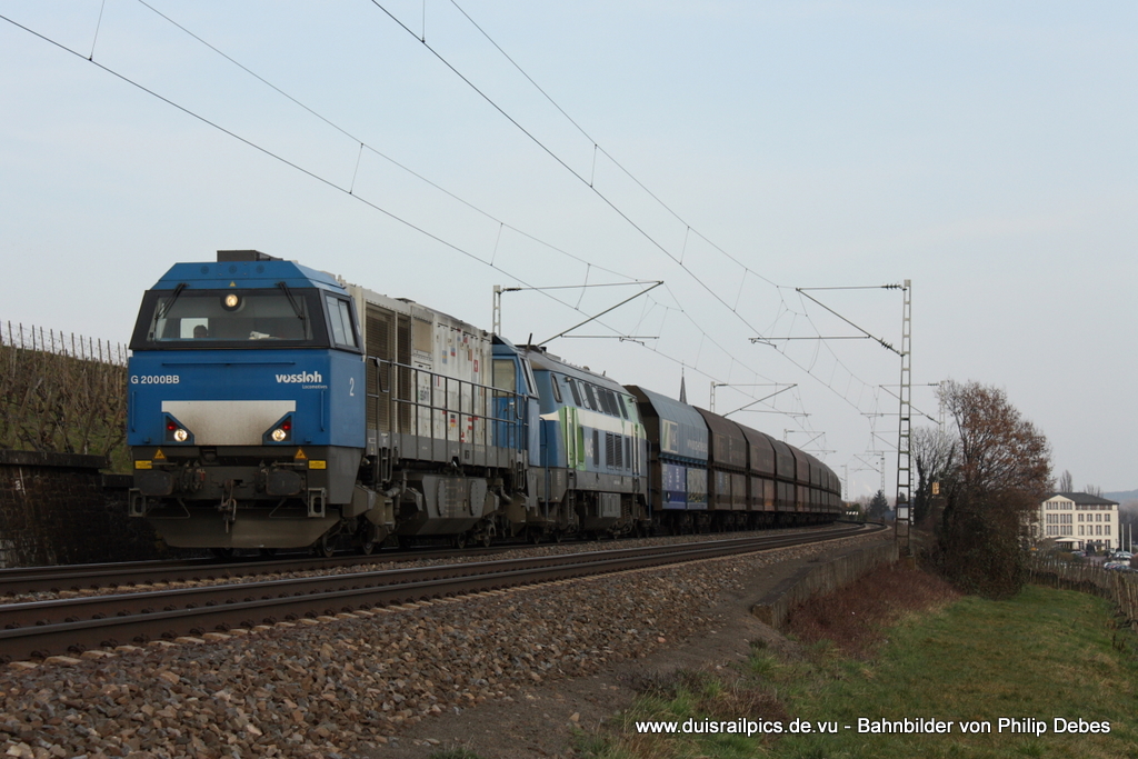 Eine G2000BB (Vossloh) fhrt am 12. Mrz 2011 um 16:05 Uhr zusammen mit der NIAG9 und einem Gterzug durch Erbach (Rheingau)