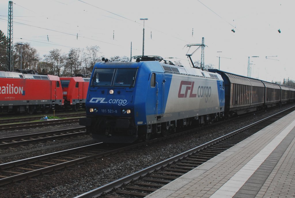 Eine ganze Reihe Dispoloks und Private gaben sich am 10.04.2010 ein  zeig Dich  im Mindener HBf. So auch die 185 523-8 der CFL-Cargo. Im Schlepp eine ganze Menge leere und scheppernde Transwaggons. Im Hintergrund noch zwei geparkte 185er. 