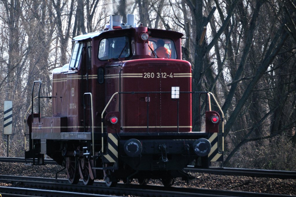 Eine ganze Serie wert und auch von hinten eine gute Figur.  Lok  mu nicht immer symetrisch sein... (Nachschu auf 260 312-4 kurz nach Passieren des Abzweigs Mainz-Kostheim, Mrz 2009).