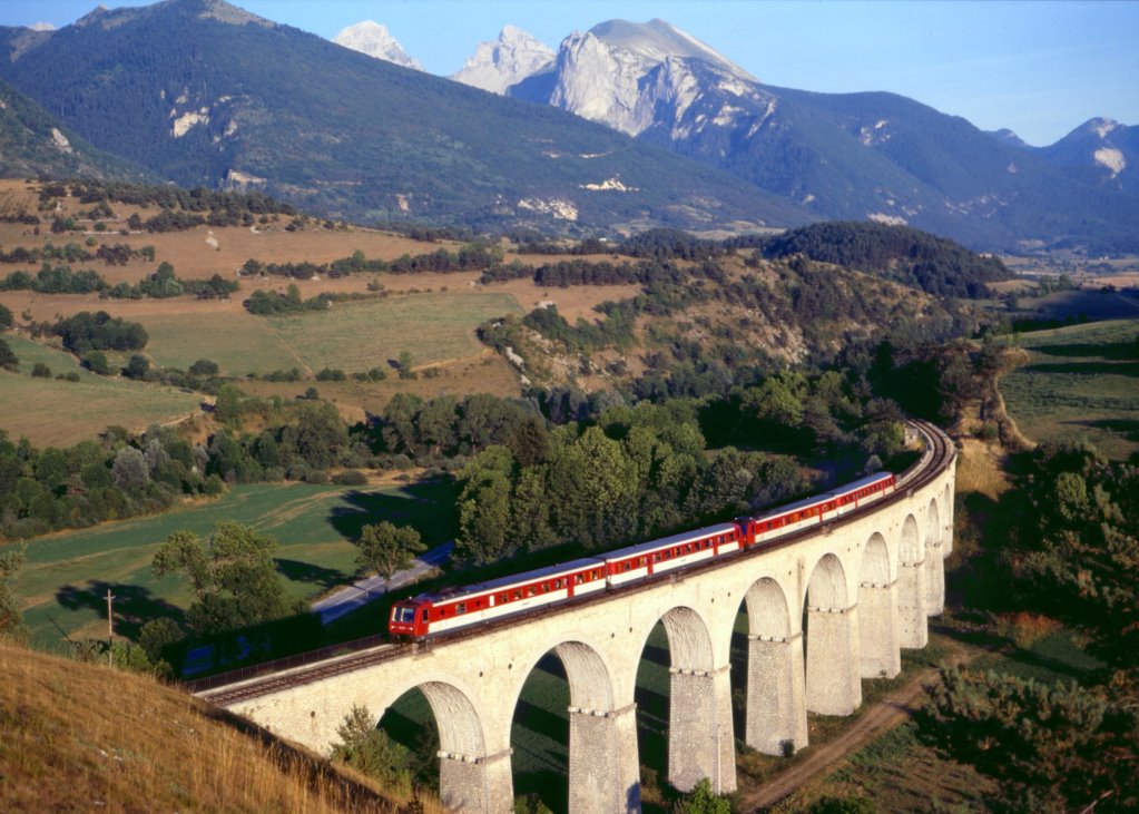 Eine Garnitur aus zwei x2700 berqueren den Viadukt bei Lus La Croix Haute in Richtung Grenoble, 29.08.1991. Persnliche Anmerkung: das Tal sdlich von Grenoble bis Serres ist schlicht und einfach das schnste Tal in den Alpen! 