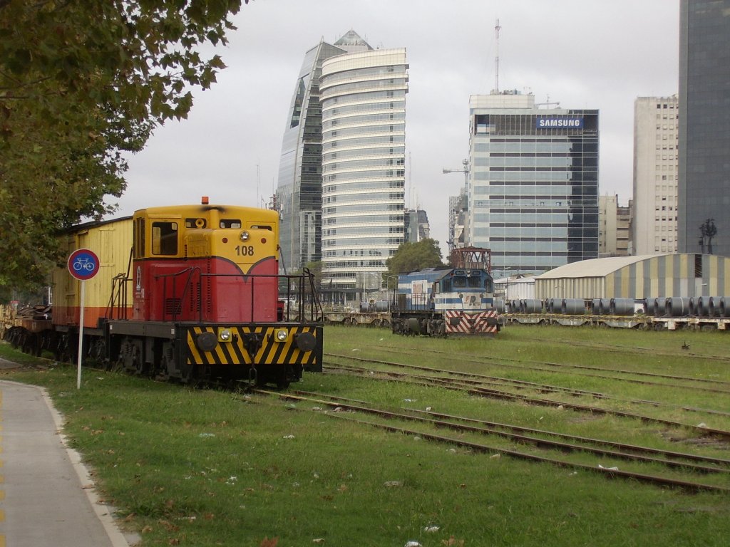 Eine GE 45ton von 1960 bettigt sich fr die Hafenbehrde von Buenos Aires. Daneben ein 6 achsiger Diesel der Ferrosur Roca. 10.4.2012