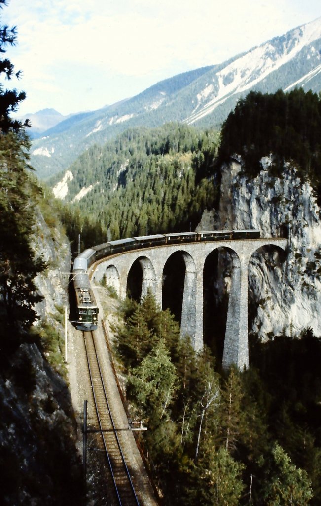 Eine Ge 6/6 II mit Schnellzug aus St. Moritz Ende der 1970er Jahre auf dem Landwasserviadukt.