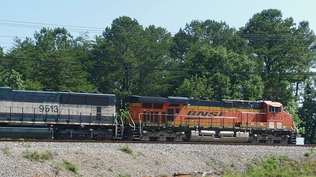 Eine GE ES44AC der BNSF, #6011, zieht einen Gterzug am TVRM-Gelnde vorbei (Chattanooga, 30.5.09). 