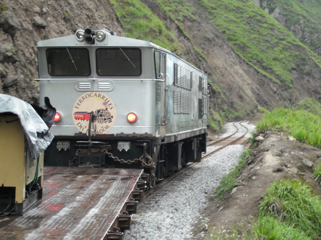 Eine GEC-Alsthom AD24 bremst am 13.02.2011 den letzten Mittagszug der Touristenbahn zur Teufelsnase die steile Bergstrecke hinab. (Strecke Alaus - Sibambe, Ecuador)