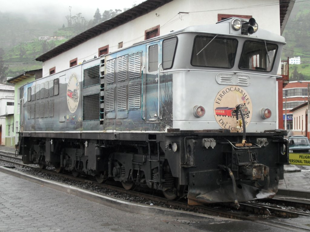 Eine GEC-Alsthom AD24 steht am 13.02.2011 in Alaus, Ecuador beim Tanken durch einen Kleinlastwagen zwischen ihren Touristenfahrten zur Teufelsnase.