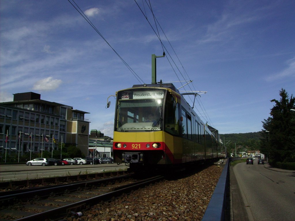 Eine gewhnliche S41 ist mit TW 921 (dem momentan noch jngsten Fahrzeug der AVG) im Sommer 2011 nach Freudenstadt unterwegs, als sie die Einfahrtsweiche des Bahnhofs Gernsbach passiert.