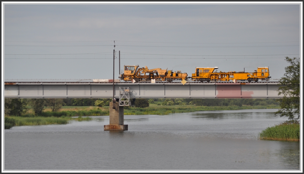 Eine Gleisbaumaschine berquert den Fluss Nogat bei Malbork. (06.06.2012)