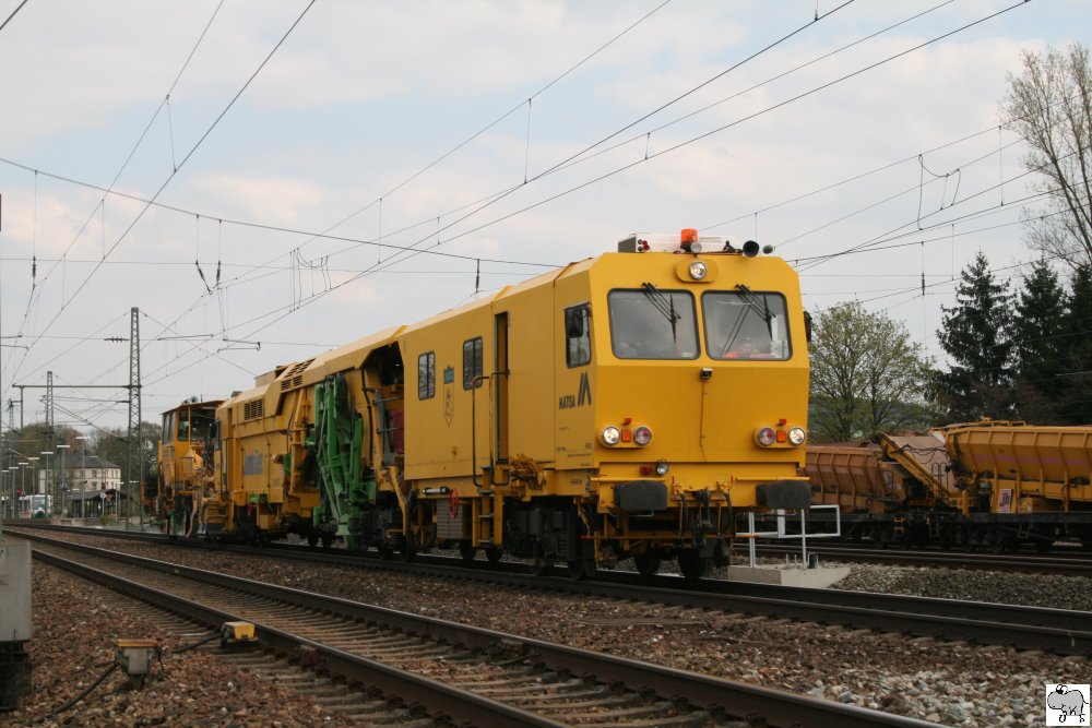 Eine Gleisstopfmachine Matisa der Jumbo Tec. GmbH durchfhrt am 17. April 2011 den Bahnhof Hochstadt am Main.