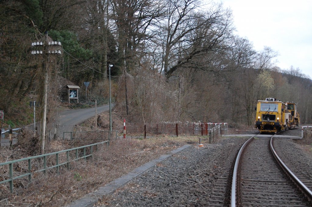 Eine Gleisstopfmaschine und eine Schotterprofiliermaschine von Schweerbau standen bei einer Arbeitspause kurz hinter dem Bahnhof Bad Karlshafen, 25.03.2011.