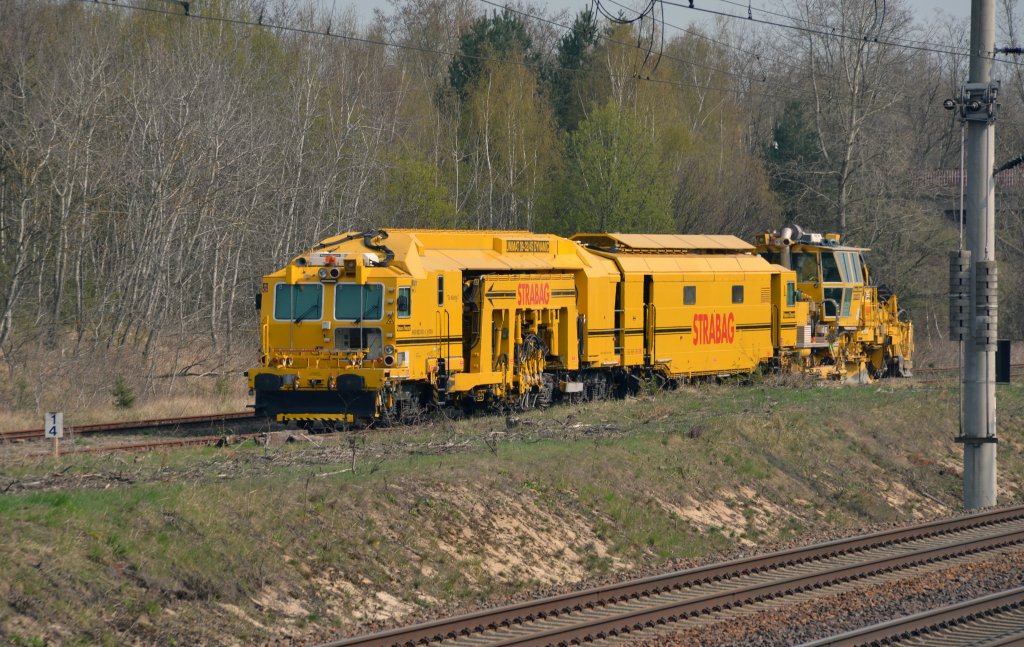 Eine Gleisstopfmaschine stand am 19.04.12 zusammen mit einer Profiliermaschine in Burgkemnitz abgestellt. Beide Maschinen ertchtigten in den Wochen zuvor die Bahnstrecke Burgkemnitz - Zschornewitz.
 