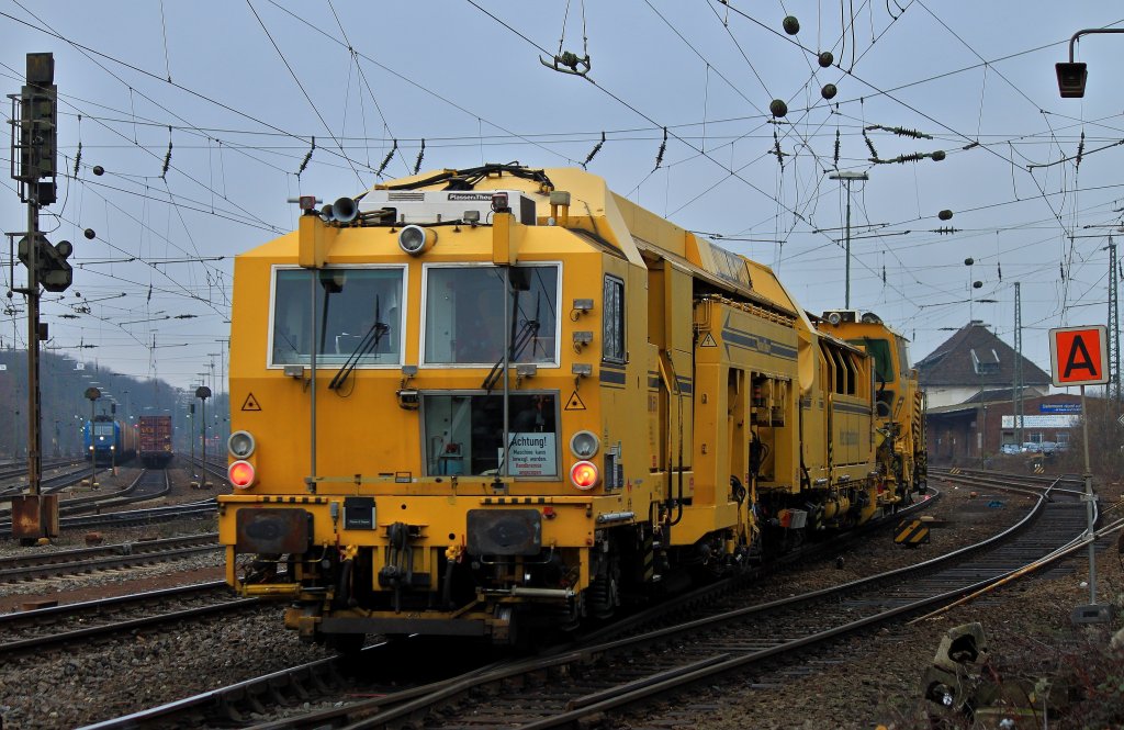 Eine Gleisstopfmaschine Unimat 09-32/4S und eine Schotterprofiliermaschine SSP 110SW der Bahnbau Gruppe rangieren am 19.12.2011 in Aachen West.