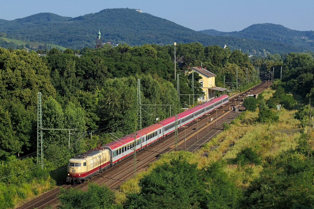 Eine Gleistrogsanierung bedingte für einige Wochen eine rechtsrheinische Umleitung des IC 118 zwischen Koblenz und Köln. Am 21.7. fuhr 103 235 etwas verspätet durch Bonn-Oberkassel