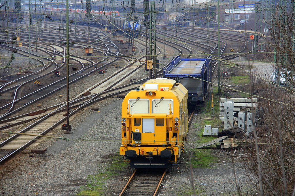 Eine Gleisvormessmaschine EM-SAT 120 von Strabag steht in Aachen-West.
Aufgenommen von der Brcke Turmstrae am 12.3.2012.