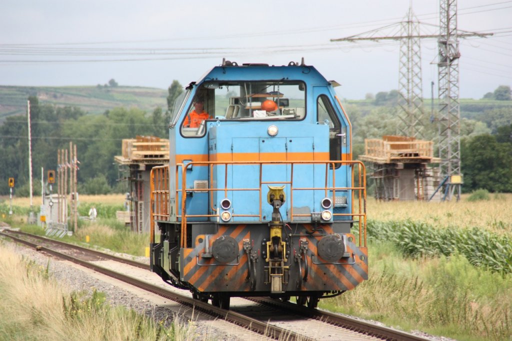 Eine Gmeinder D 75 BB.. Die Lok gehrt der SWEG und hat den Titel V 103 und fuhr am 2.8.10 durch Gottenheim in Richtung Freiburg. 