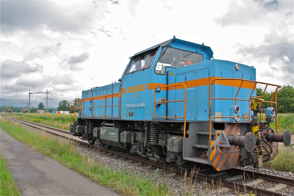 Eine Gmeinder D 75 BB.. Die Lok gehrt der SWEG und hat den Titel V 103 und fuhr am 2.8.10 durch Gottenheim in Richtung Freiburg.