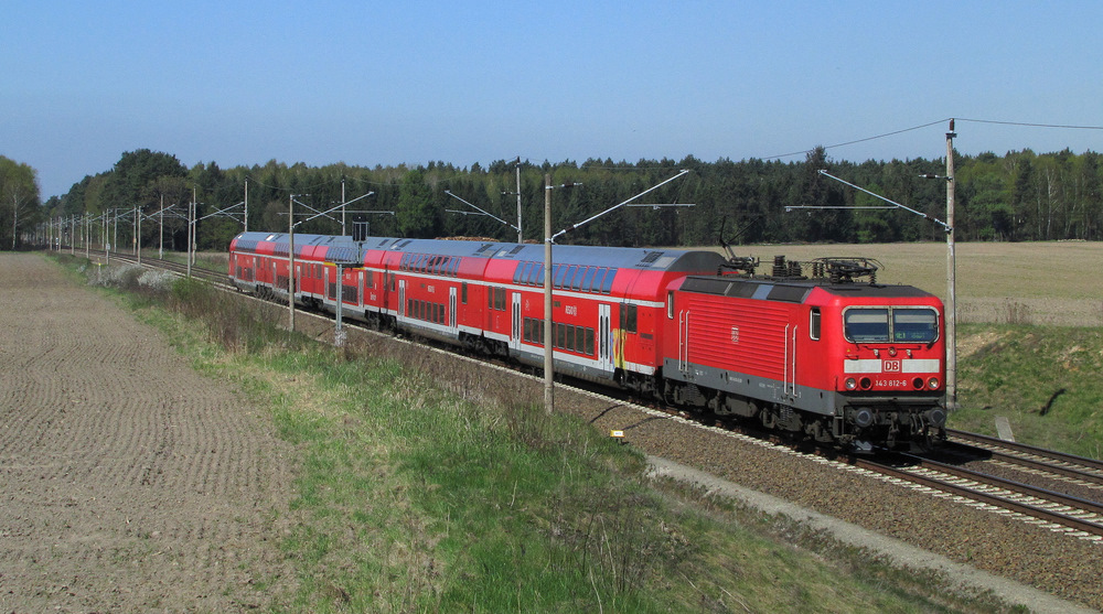 Eine groe berraschung an diesem Tag: Eine 143 am RE1! Sie pendelte am 20.04.2011 immer zwischen Frankfurt/Oder und Brandenburg Hbf. Hier ist sie gerade in Pillgram und fhrt den RE nach Frankfurt/Oder. 20.11.2011 

