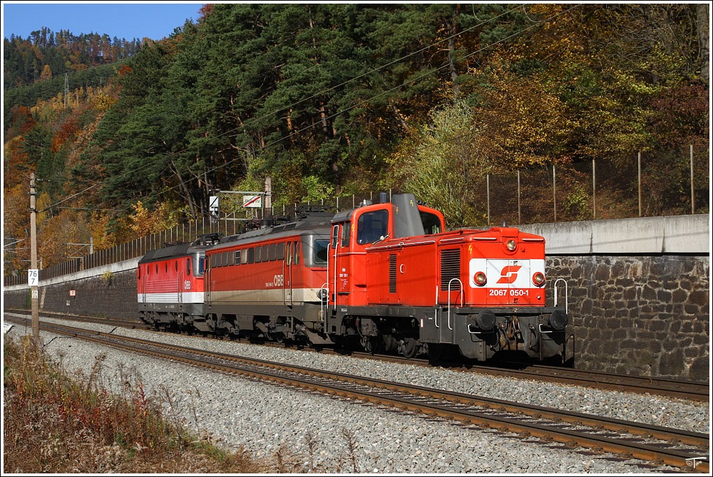 Eine groe berraschung am Semmering war der gestrige Lokzug 89950, welcher aus den Loks 2067 050 + 1142 644 + 1144 281 bestand.
Gloggnitz 29.10.2010