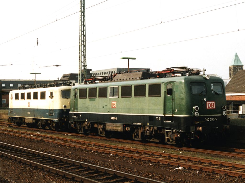 Eine grne 140 263-5 und eine ozeanblau-beige 141 118-0 auf Bahnhof Rheine am 21-4-2001 zu sehen. Bild und scan: Date Jan de Vries.