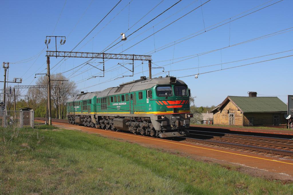 Eine grne Doppel  Taiga  2M62 0386 passiert am 2.5.2012 solo den Haltepunkt
Rikanday in Richtung Vilnius.