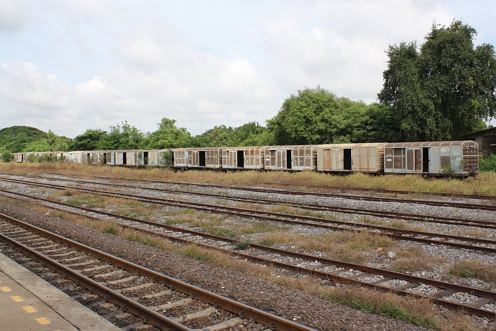 Eine Gruppe von ต.ญ.(=C.G./Covered Goods Wagon) am 23.August 2010 im Bf. Ban Phachi. 