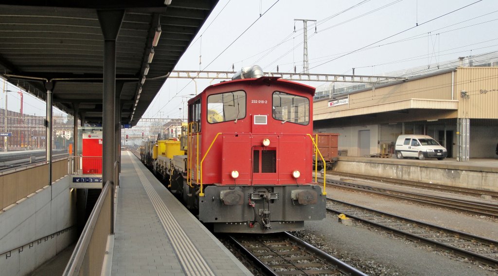 Eine Gruppe Spezialwagen zieht der Tm 232 018-2 am 09.04.2010 durch Rotkreuz.