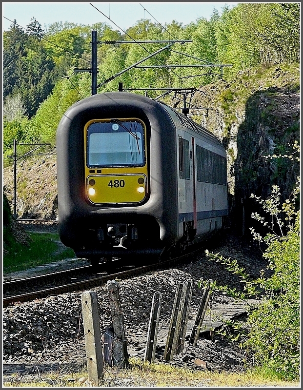 Eine Gumminase in ungewohnter Umgebung. Die AM96 480 schlngelt sich auf dem eingleisigen Streckenabschnitt durch eine enge Felsenschlucht kurz bevor sie den Bahnhof von Vielsalm erreicht. 23.05.10 (Jeanny)