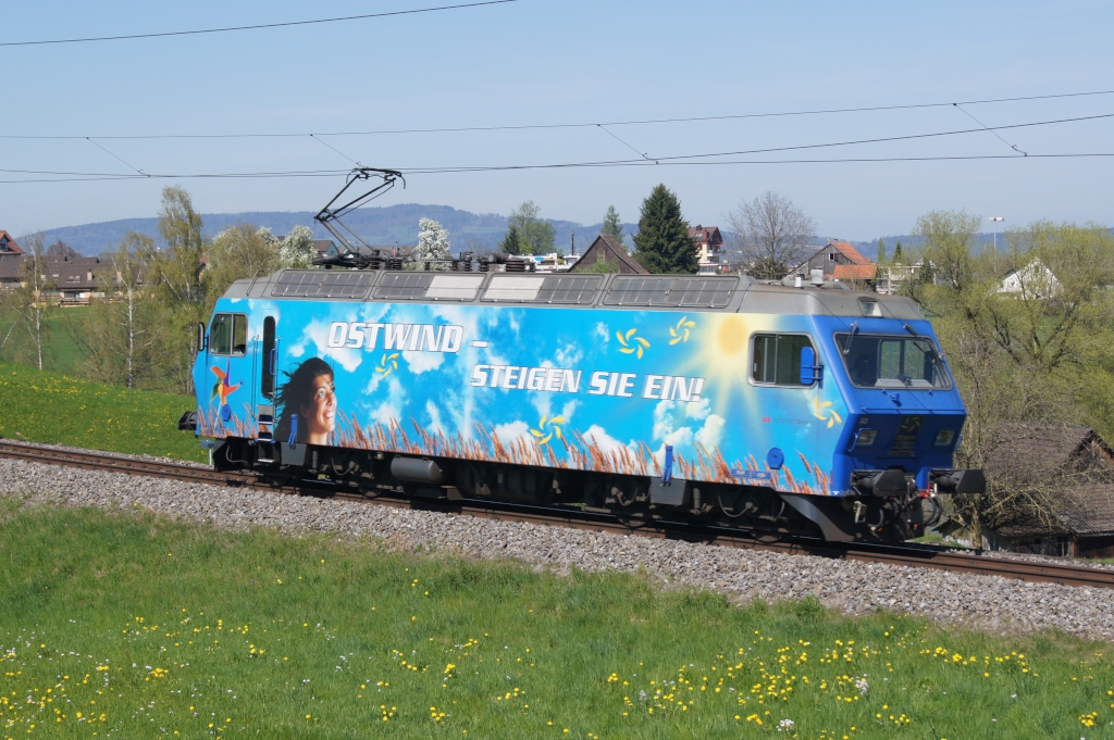 Eine halbe Stunde, nachdem die Re 456 143-7 mit dem Krokodil talwrts gefahren war, kehrte sie wieder nach Samstagern zurck. (9.4.11)