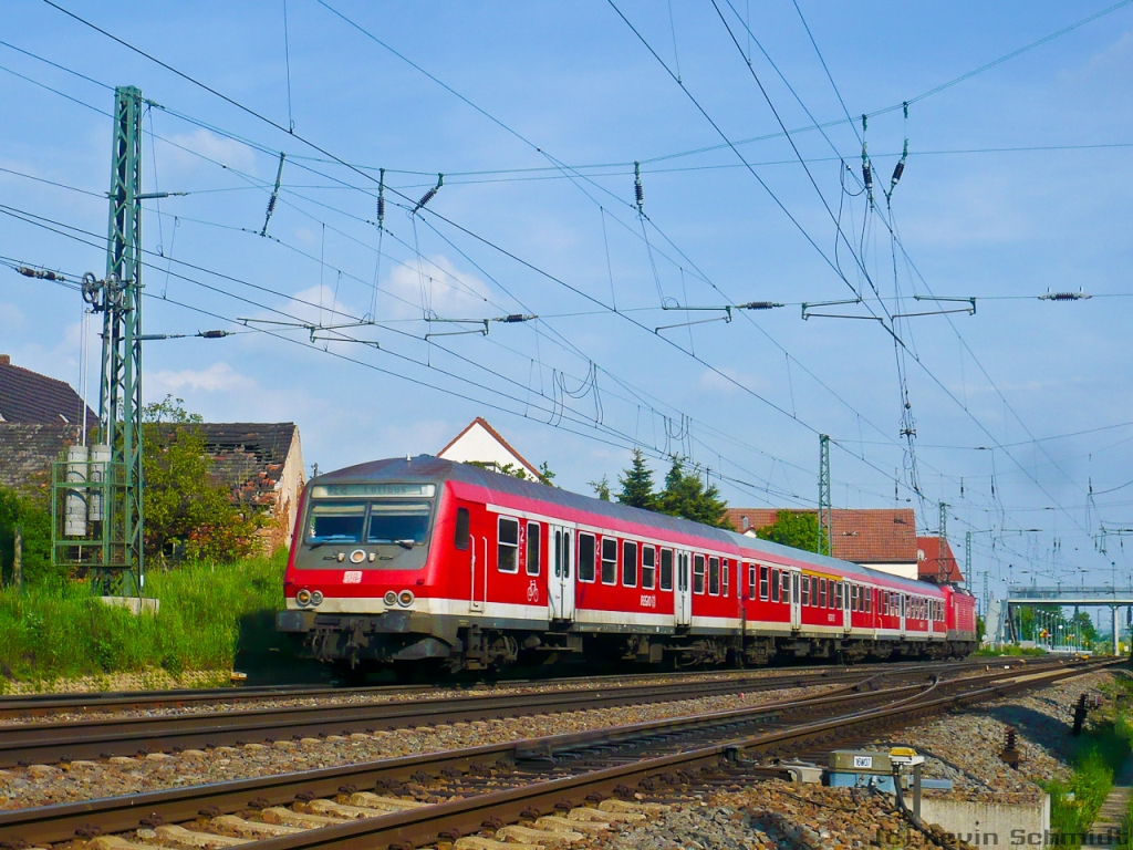 Eine Halberstädter-Garnitur hat als RE aus Dresden den Bahnhof Priestewitz hinter sich gelassen und wird von einer 143 nach weiter Cottbus geschoben. (22.05.2010)