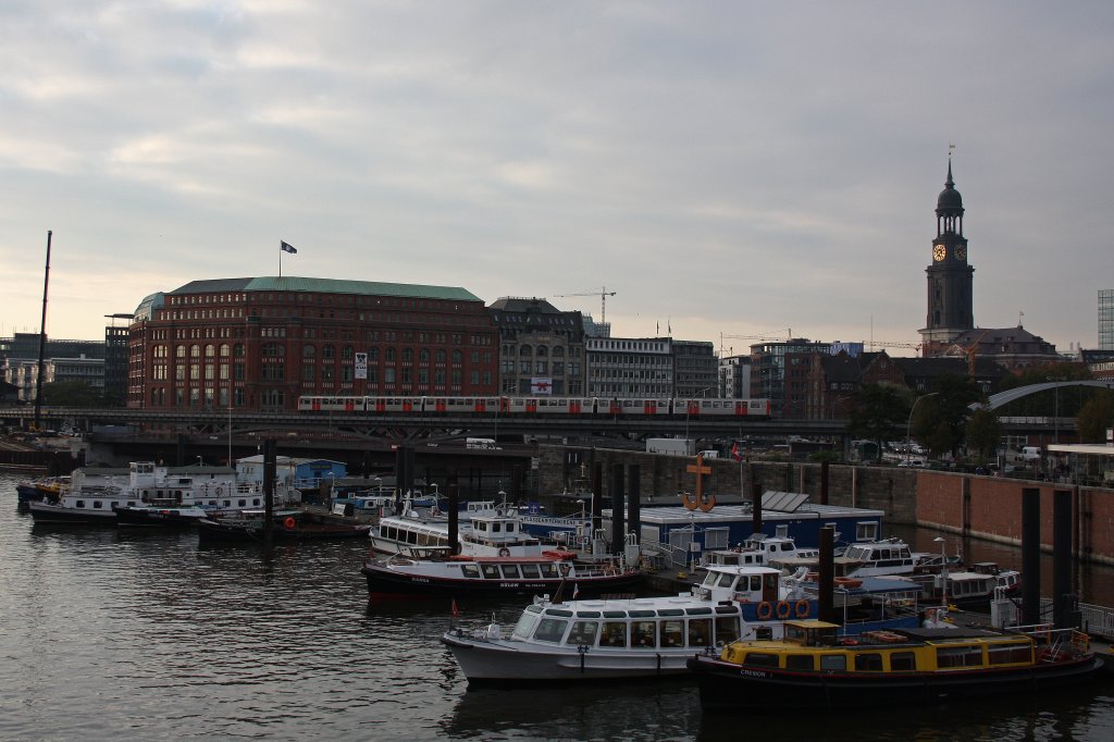 Eine Hamburger Hochbahn fhrt an den Landungsbrcken in Hamburg vorbei.Aufgenommen am 26.10.11.