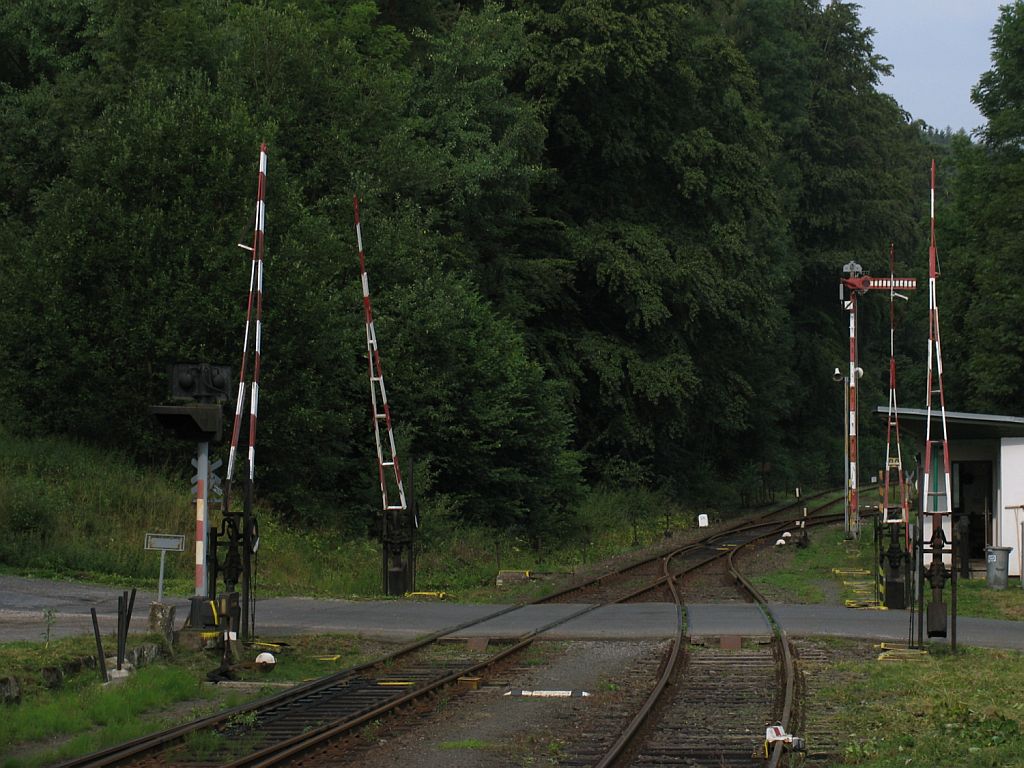 Eine handbediente Bahnbergang und ein Flgelsignal bei Bahnhof Dvůr Krlov nad Labem am 4-8-2011.
