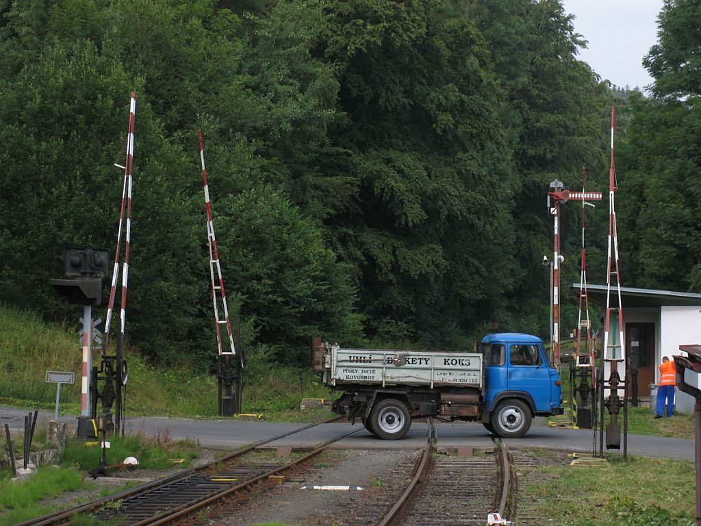 Eine handbediente Bahnbergang und ein Flgelsignal bei Bahnhof Dvůr Krlov nad Labem am 4-8-2011.
