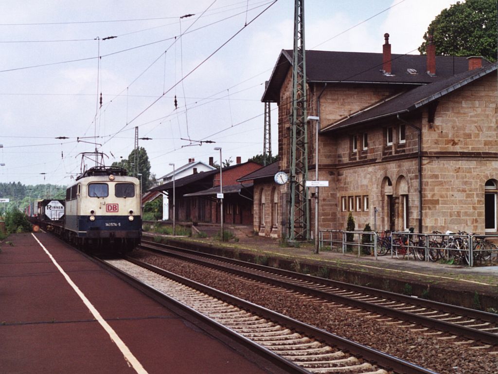 Eine Hauptrolle fr das alte Bahnhofsgebude und eine Nebenrolle fr die 140 574-5 mit einem Gterzug auf Bahnhof Hasbergen am 2-6-2000. Bild und scan: Date Jan de Vries.