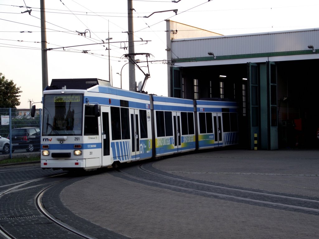 Eine Heidelberger Straenbahn im Betriebshof durch den Zaun geknipst am 15.07.11